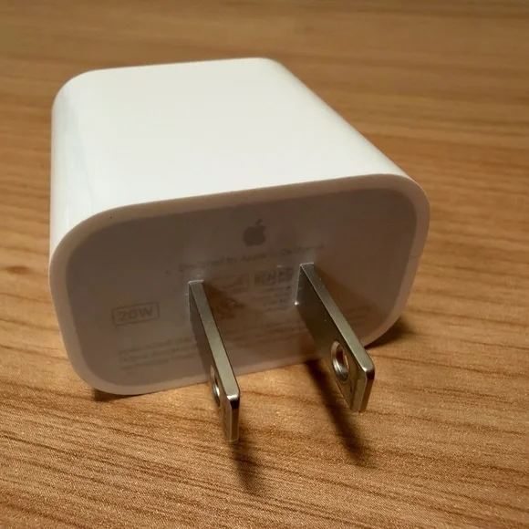 APPLE OEM 20W USB-C Power Adapter - Picture 3 of 5